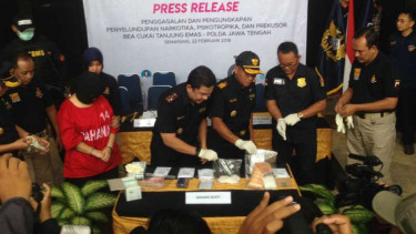Aparat merilis kasus wanita sembunyikan sabu dalam pembalut.