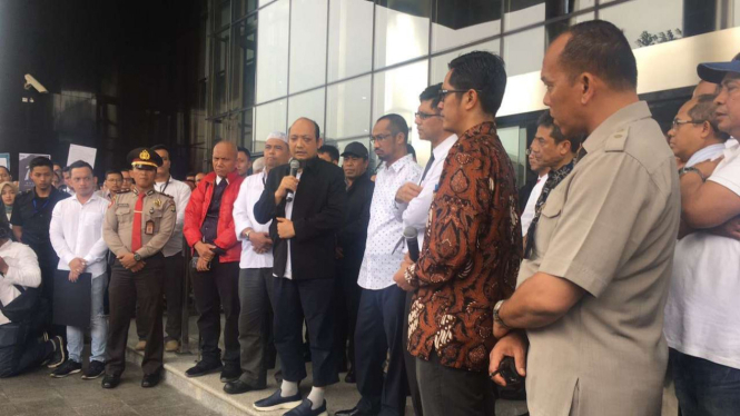 Penyidik KPK Novel Baswedan didampingi pimpinan KPK dan Abraham Samad
