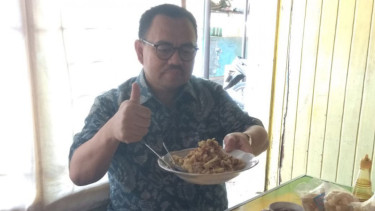 Sudirman Said menikmati kuliner Nasi Lengko khas Tegal.