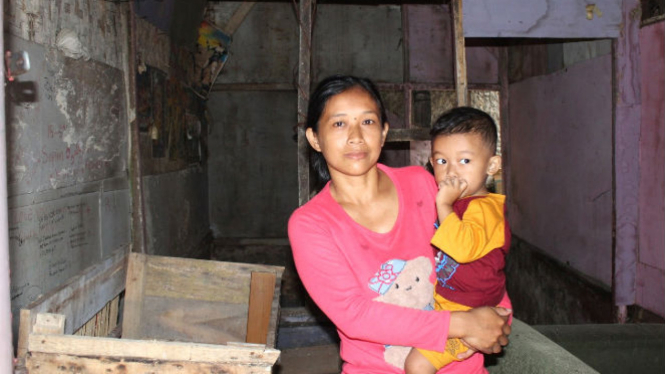 Siti sang penjual cilok di rumah tuanya.