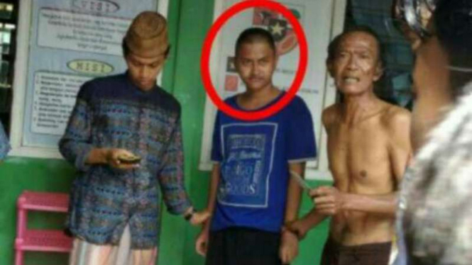 Pemuda keterbelakangan mental ditangkap warga di depan rumah ulama.