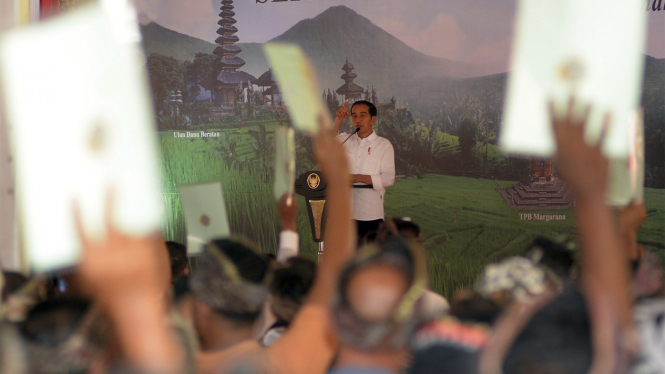 Jokowi Bagikan Sertifikat Tanah di Bali