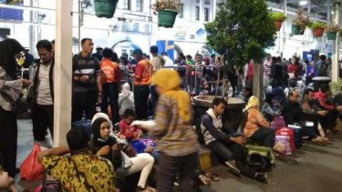 Penumpang kereta api terlantar di Stasiun Senen, Jakarta Pusat.
