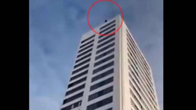 Detik-detik pemuda melompat dari gedung.