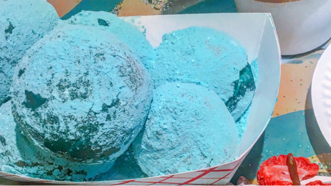 Donat biru.