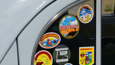 Stiker pada jendela mobil.