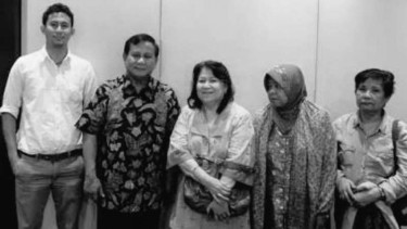 Ketua Umum Partai Gerindra Prabowo Subianto bersama Hira Tety Yoga.