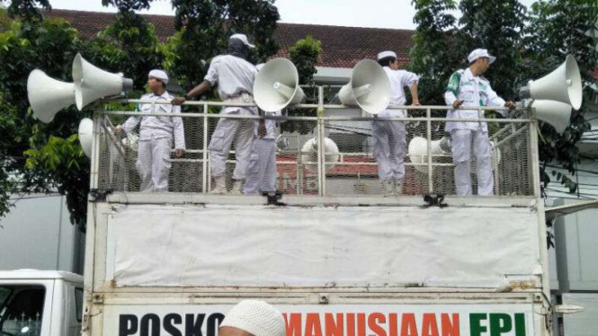 Massa berunjuk rasa di depan halaman gedung Pengadilan Negeri Jakarta Utara di Jalan Gajah Mada, Jakarta Pusat, pada Senin, 26 Februari 2018.