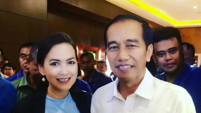 Ira Wibowo dan Presiden Joko Widodo usai menyaksikan film Dilan 1990.