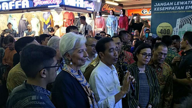 Presiden Jokowi dan Managing Director IMF Lagarde di Pasar Tanah Abang.