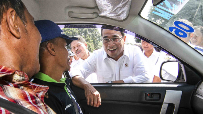 Menteri Perhubungan Budi Karya Sumadi berbincang dengan peserta ujian praktek