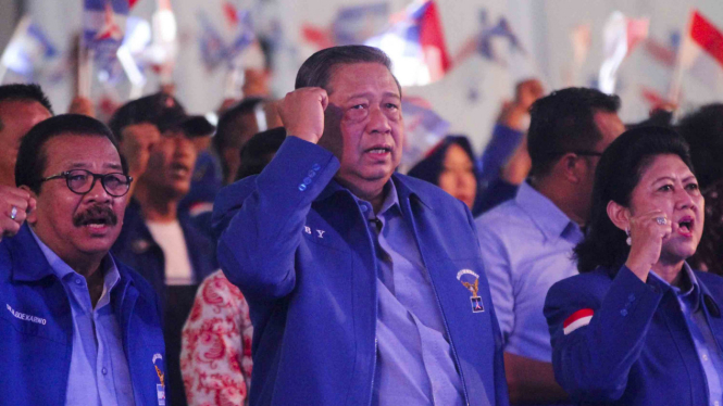 Ketua Umum Partai Demokrat, Susilo Bambang Yudhoyono (tengah).