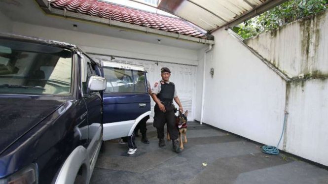 Polisi memeriksa rumah korban Agus Samad, mantan Wakil Kepala Kepolisian Daerah Sumatera Utara, di Kota Malang, Jawa Timur, pada Senin, 26 Februari 2018.