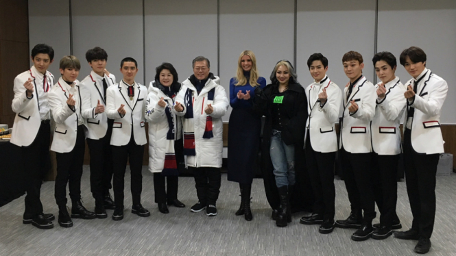 Ivanka Trump berfoto bersama CL, EXO, Presiden Korea Selatan Moon Jae In dan Ibu Negara Kim Jung Sook.