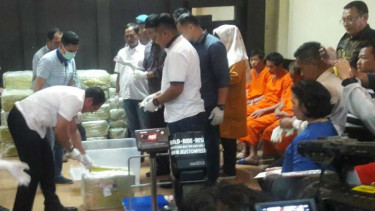 Penimbangan barang bukti narkoba seberat 1,6 ton.