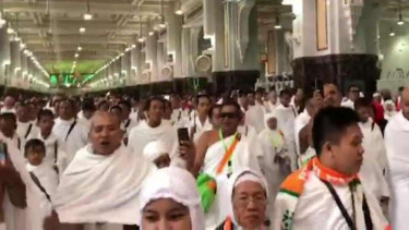 Jemaah umrah Banser saat gemakan Ya Lal Fathan di Masjidil Haram.