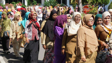 Ratusan huru honorer K2 berunjuk rasa di depan kantor Gubernur Aceh di Banda Aceh pada Rabu, 28 Februari 2018.