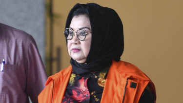 Tersangka yang juga Plt Bupati Subang Imas Aryumningsih meninggalkan gedung KPK