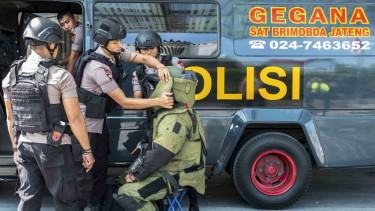 Gegana Sat-Brimobda Jateng mengenakan pakaian antibom.