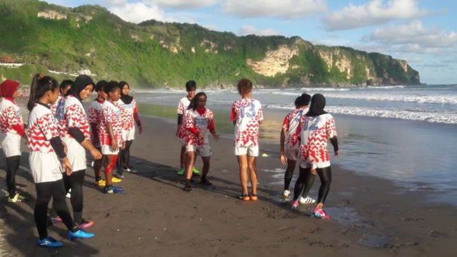 Suasana latihan timnas rugbi di pantai kawasan Yogyakarta