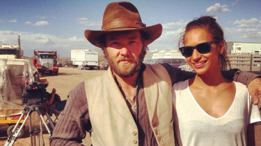 Joel Edgerton dan Alexis Blake