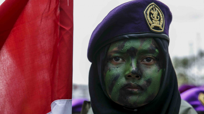 Ilustrasi Anggota Resimen Mahasiswa (Menwa) mengikuti pawai bela negara
