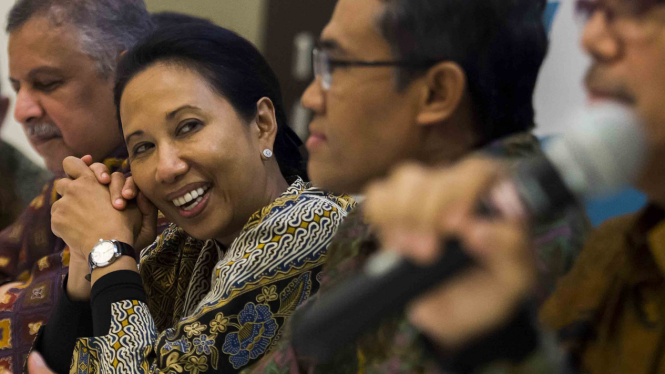Menteri BUMN Rini Soemarno (kiri).