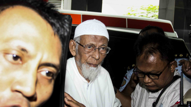 Terpidana kasus terorisme, Abu Bakar Baasyir (tengah) dengan pengawalan petugas saat akan dibawa ke RSCM untuk pemeriksaan kesehatan.