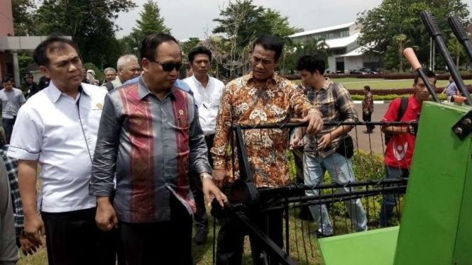 Menteri Pertanian Amran Sulaiman dan Menristikdikti Muhammad Nasir.