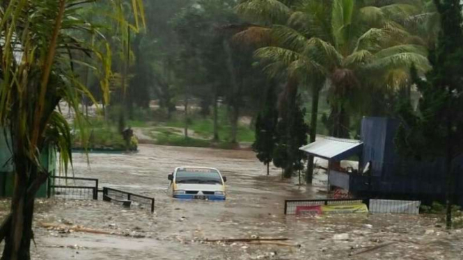 Banjir di kawasan Cipanas, Gunung Gede, Puncak, Kabupaten Cianjur, Jawa barat, pada Kamis, 1 Maret 2018.