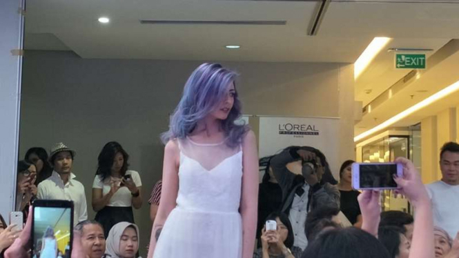 Model rambut berwarna