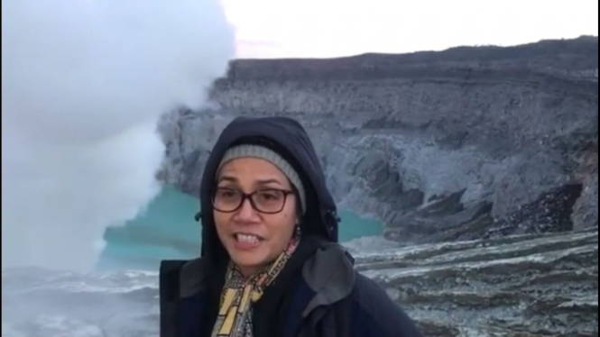 Menteri Keuangan Sri Mulyani di Kawah Ijen, Banyuwangi, Jawa Timur.