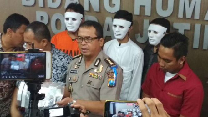 Polisi memperlihatkan para tersangka penyebar hoax di Markas Polda Jawa Timur di Surabaya pada Jumat, 2 Maret 2018.