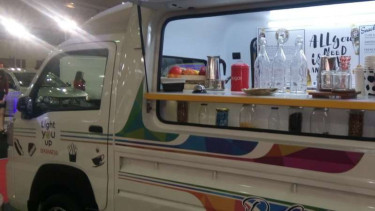 Daihatsu Gran Max disulap bergaya cafe.
