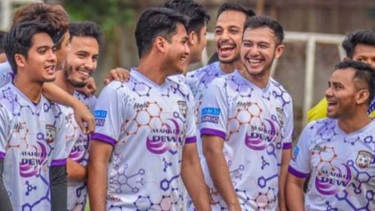 Rifky Balweel dan Ricky Harun bermain bola