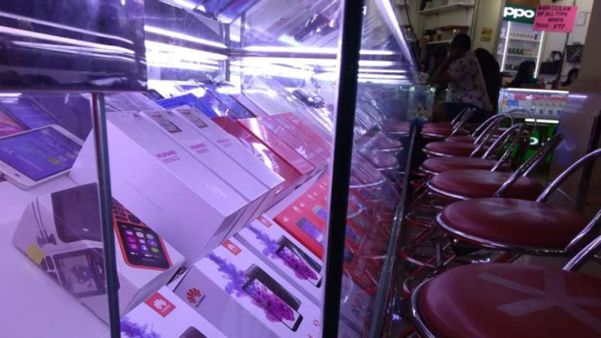 Ilustrasi Konsumen beli sparepart handphone di ITC Roxy Mas.