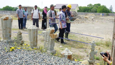 Tim peneliti ITB memeriksa lokasi penemuan makam Raja Aceh di Desa Pande, Banda Aceh, Minggu (4/3/2018)