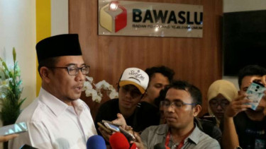 Komisioner KPU, Hasyim As'yari saat menghadiri sidang adjudikasi di Bawaslu.
