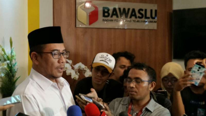 Komisioner KPU, Hasyim As'yari saat menghadiri sidang adjudikasi di Bawaslu.