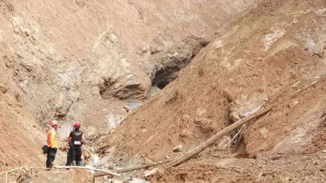 Proses pencarian korban longsor di Brebes, Jawa Tengah.