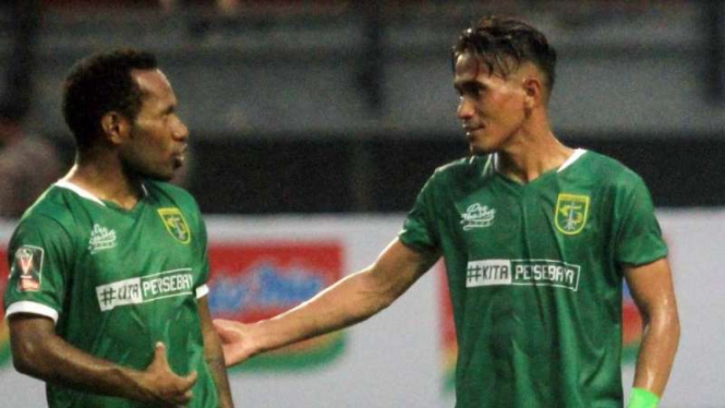 Pemain Persebaya Surabaya, Sidik Saimima (kanan).
