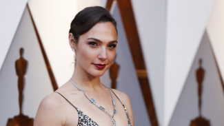 Heboh Artis-artis Top Hollywood Bagikan Popcorn di Bioskop