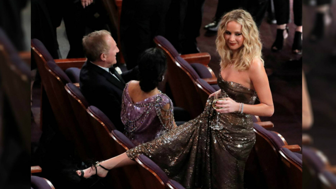 Gaya nyeleneh Jennifer Lawrence di Oscar 2018