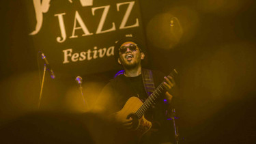Penyanyi Glenn Fredly saat tampil di Java Jazz 2018