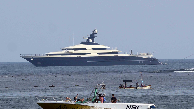 Kapal pesiar Equanimity yang terparkir di perairan Selat Bali