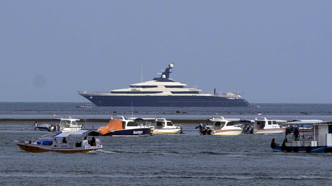 Kapal pesiar Equanimity yang terparkir di perairan Selat Bali