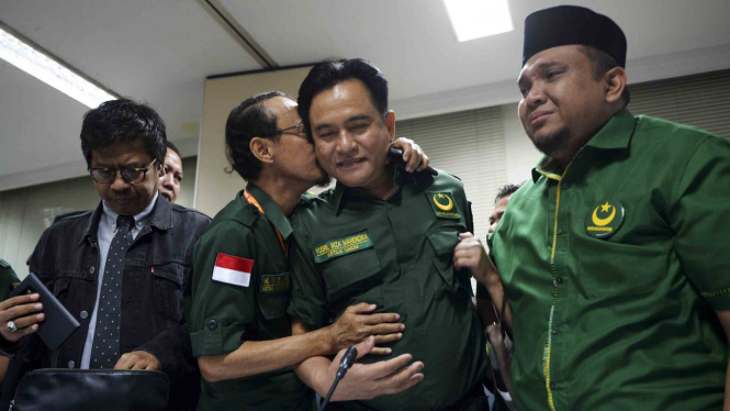 Ketua Umum Partai Bulan Bintang (PBB), Yusril Ihza Mahendra (kedua kanan)  bersama Sekjen PBB Afriansyah Noor (kanan).
