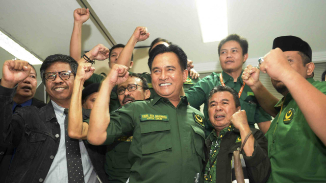 Ketua Umum Partai Bulan Bintang (PBB), Yusril Ihza Mahendra (tengah) 