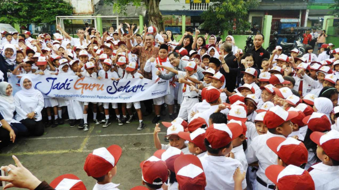 Para murid SDN 14 Menteng Atas antusias sambut relawan 'Jadi Guru Sehari'. 