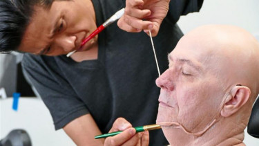 Kazuhiro Tsuji, makeup artist Gary Oldman di film The Darkest Hour.